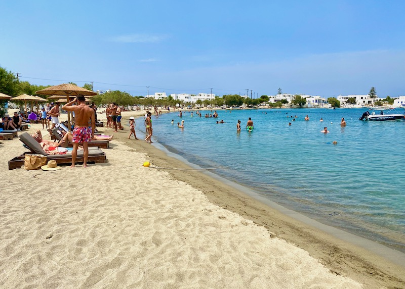 Concurrida playa de Pollonia con tumbonas y sombrillas en Milos