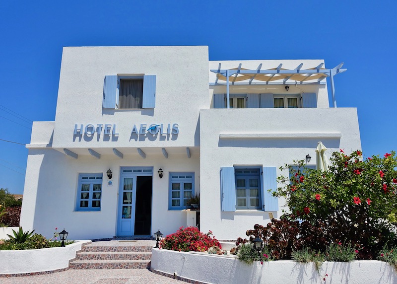 Exterior del Hotel Aeolis en Adamas, Milos
