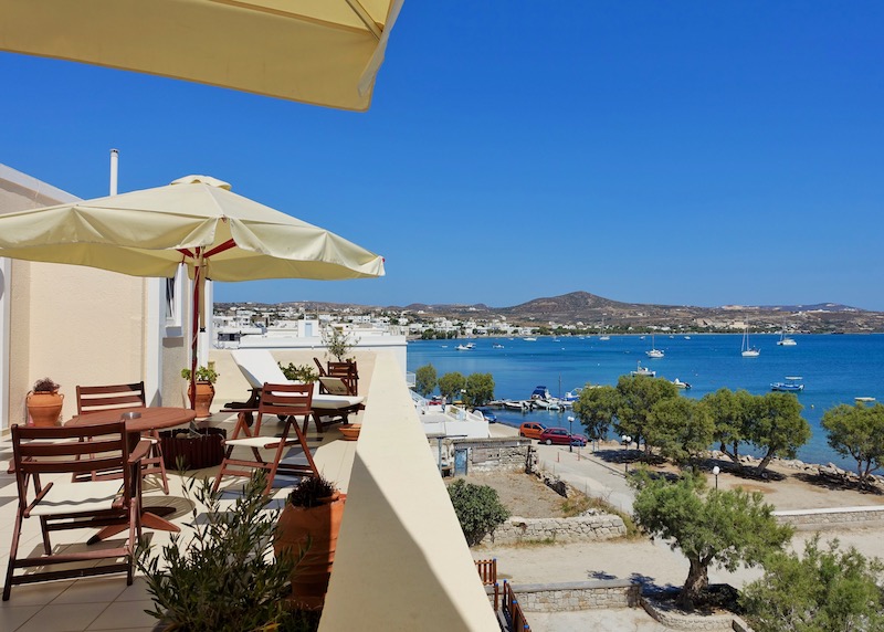 Vista desde la terraza de la azotea del Hotel Portiani en Adamas, Milos