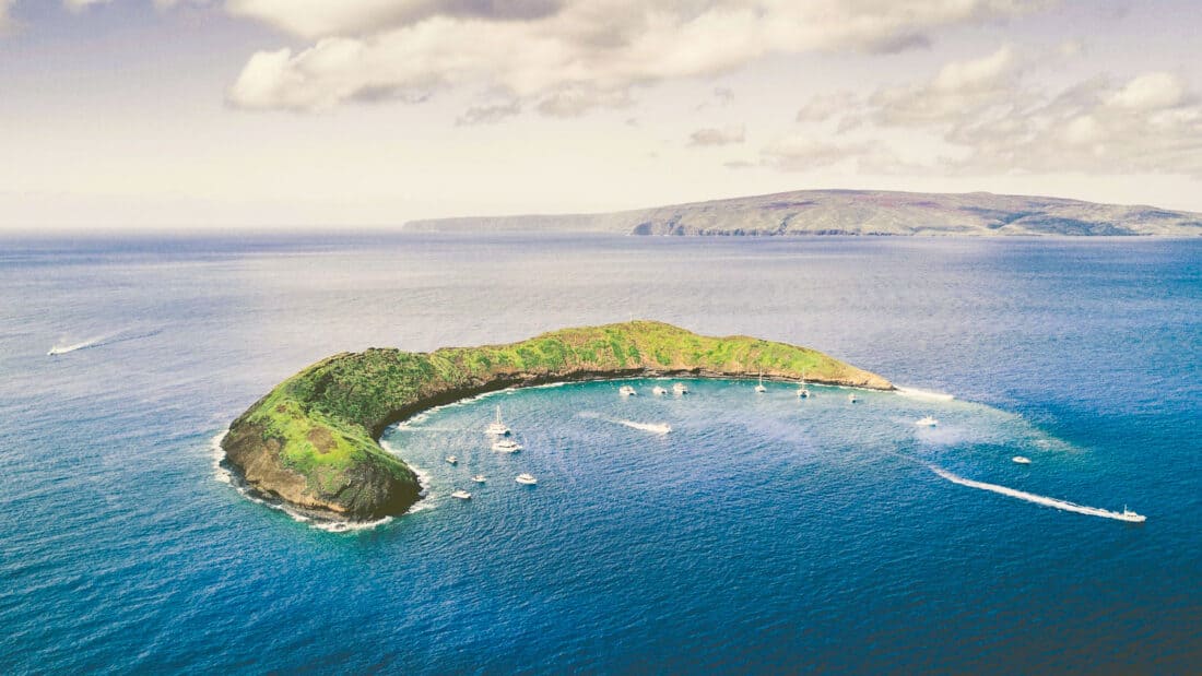 Bucear en el cráter Molokini en Maui, Hawái, es una de las mejores actividades de Maui