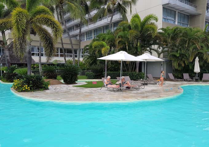 Gran piscina en forma de laguna en el Château Royal Beach Resort & Spa, ideal para familias.