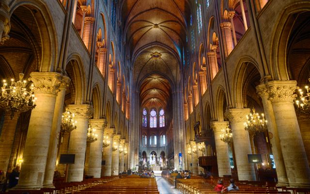 Catedral de Notre Dame en París con niños