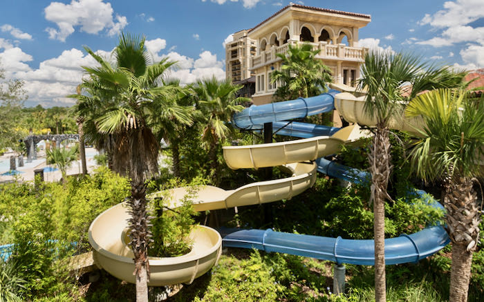 Hotel de 5 estrellas en Orlando con piscina y toboganes de agua.