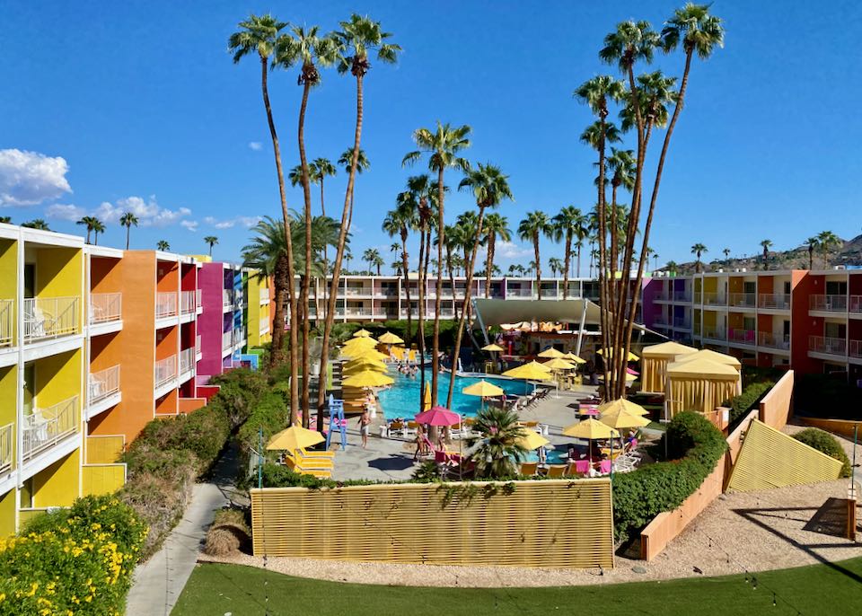 Hotel con piscina en Palm Springs.
