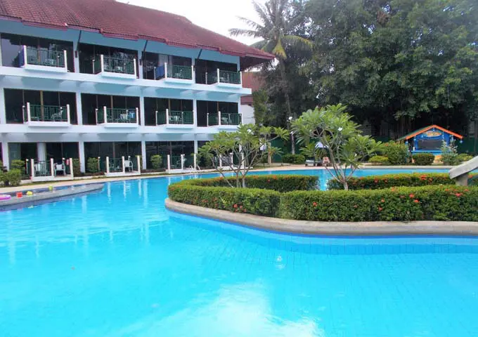 Gran piscina y habitaciones estilo motel en Amora