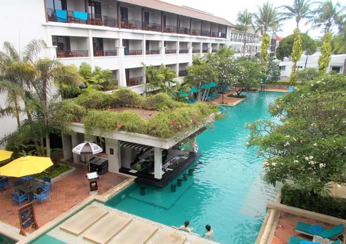Acogedora piscina con bar y amplias habitaciones en Banthai