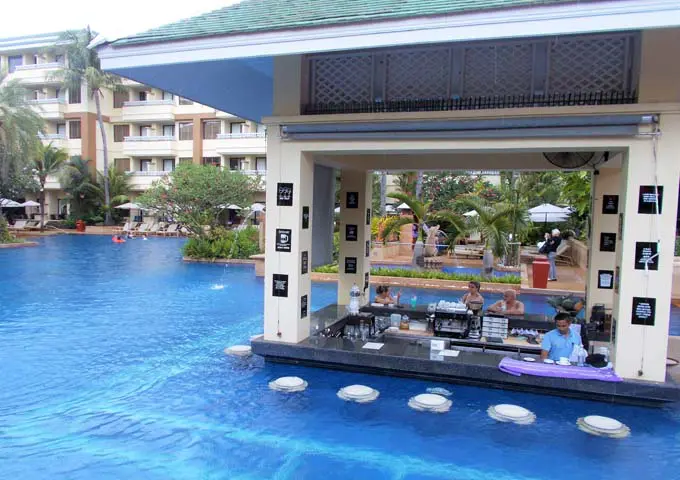 1 de 4 piscinas con bar en un resort enorme y elegante