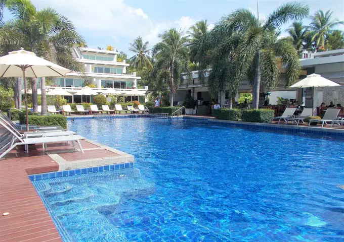 Resort elegante y sereno con una gran piscina