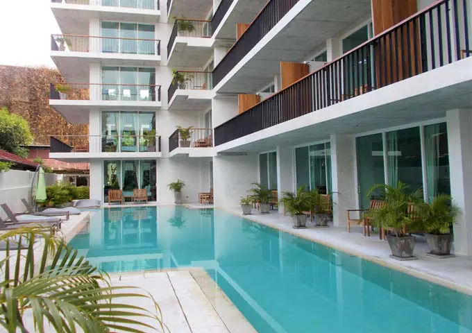 Hotel nuevo y peculiar con habitaciones amplias y buena piscina.