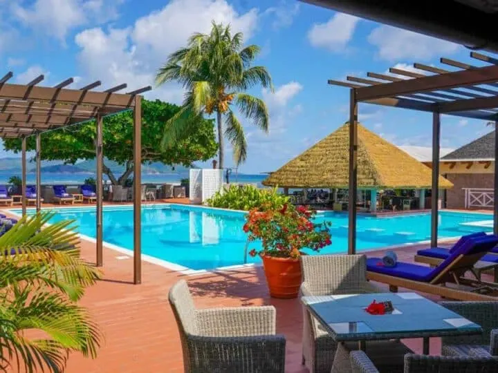 piscina de un hotel en la digue : seychelles