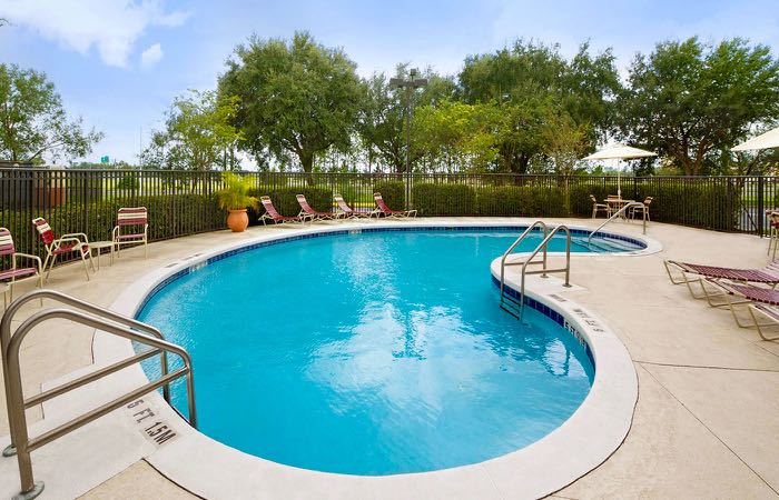 Hotel con piscina cerca del aeropuerto de Orlando.
