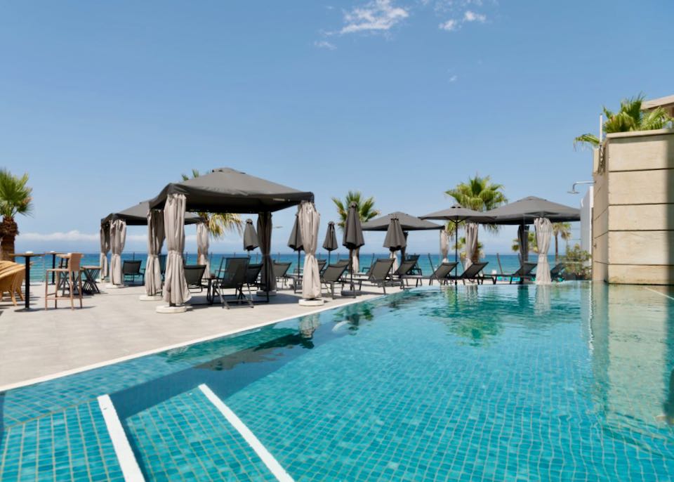 Hotel de playa en Rethymnon con piscina.