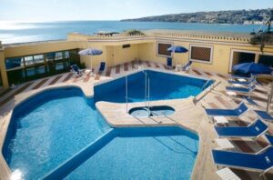 Hotel para niños en Nápoles, Italia con piscina.