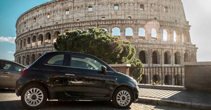 Consejos para alquilar un coche en Italia, coche de alquiler delante del coliseo en Roma