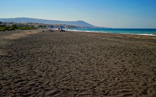 La mejor playa para niños en Santorini.