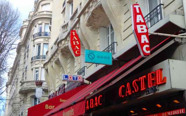 Signo de TABAC para comprar billetes de metro y autobús en París.