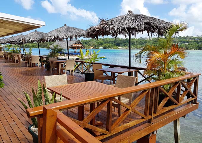 El restaurante de Erakor Island Resort se alza justo sobre el agua.