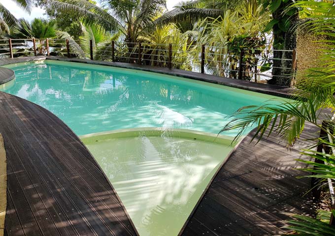 La piscina del Paradise Cover Resort está rodeada de vegetación tropical.