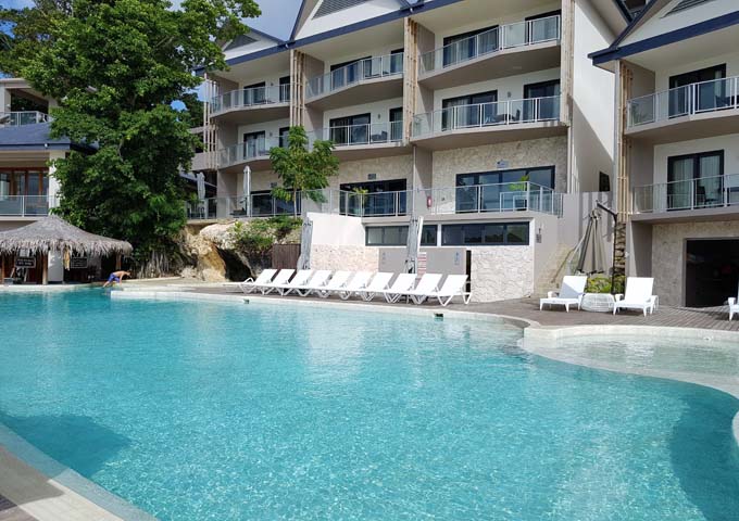 Algunos apartamentos tienen vistas a la gran piscina del Ramada Resort.