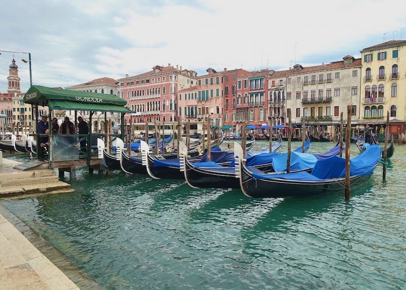 Estación de góndolas de San Polo en Venecia, Italia