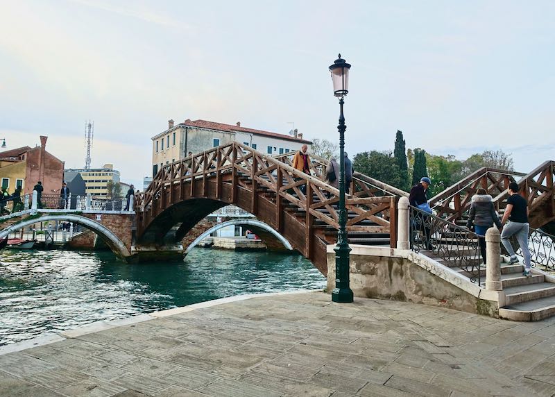 Puentes entrecruzados en Santa Croce, Venecia, Italia