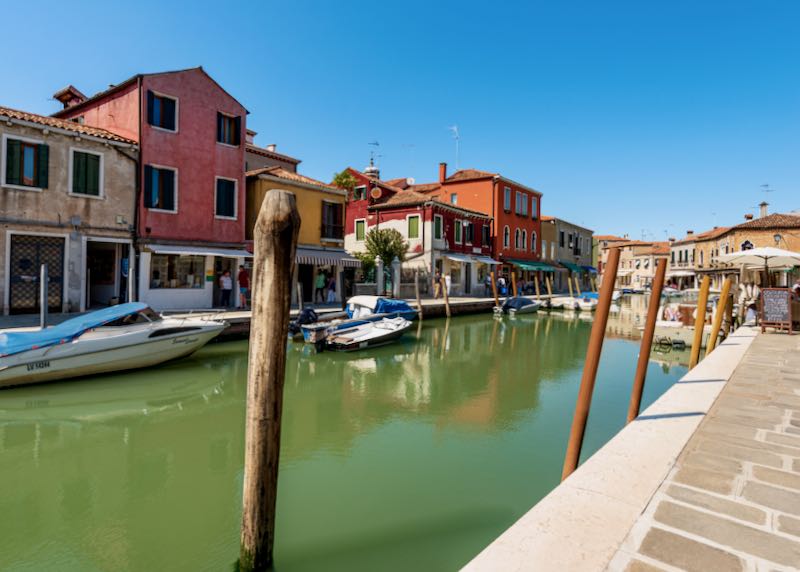 Canal con barcos en Venecia.